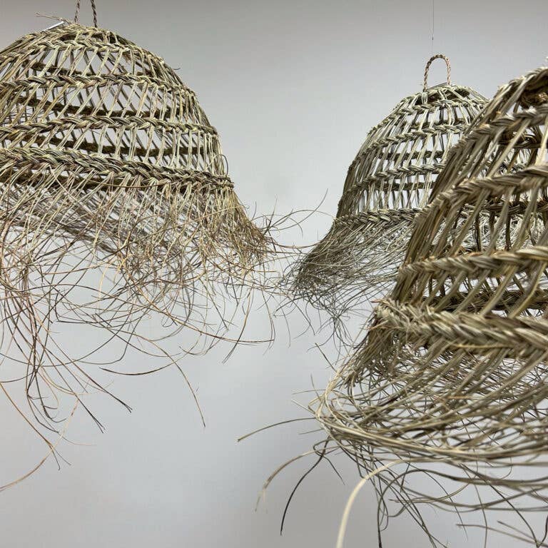 Lampe Bol Lovely aus geflochtenem Seegras im Boho-Stil