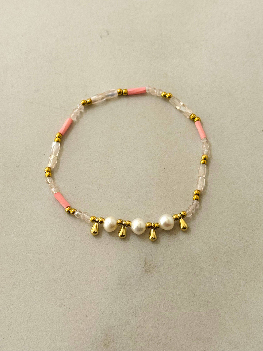 Thandi Elastisches Sommerarmband mit Perlen
