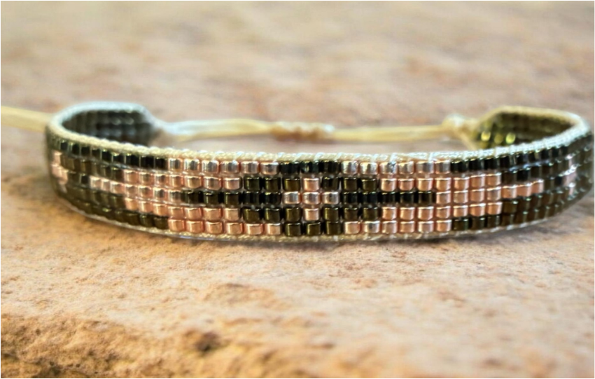 Armband 5 Reihig  leuchtendes Khaki und goldfarben